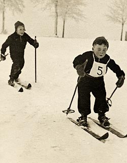 junge Skifahrer bei einem Wettkampf
